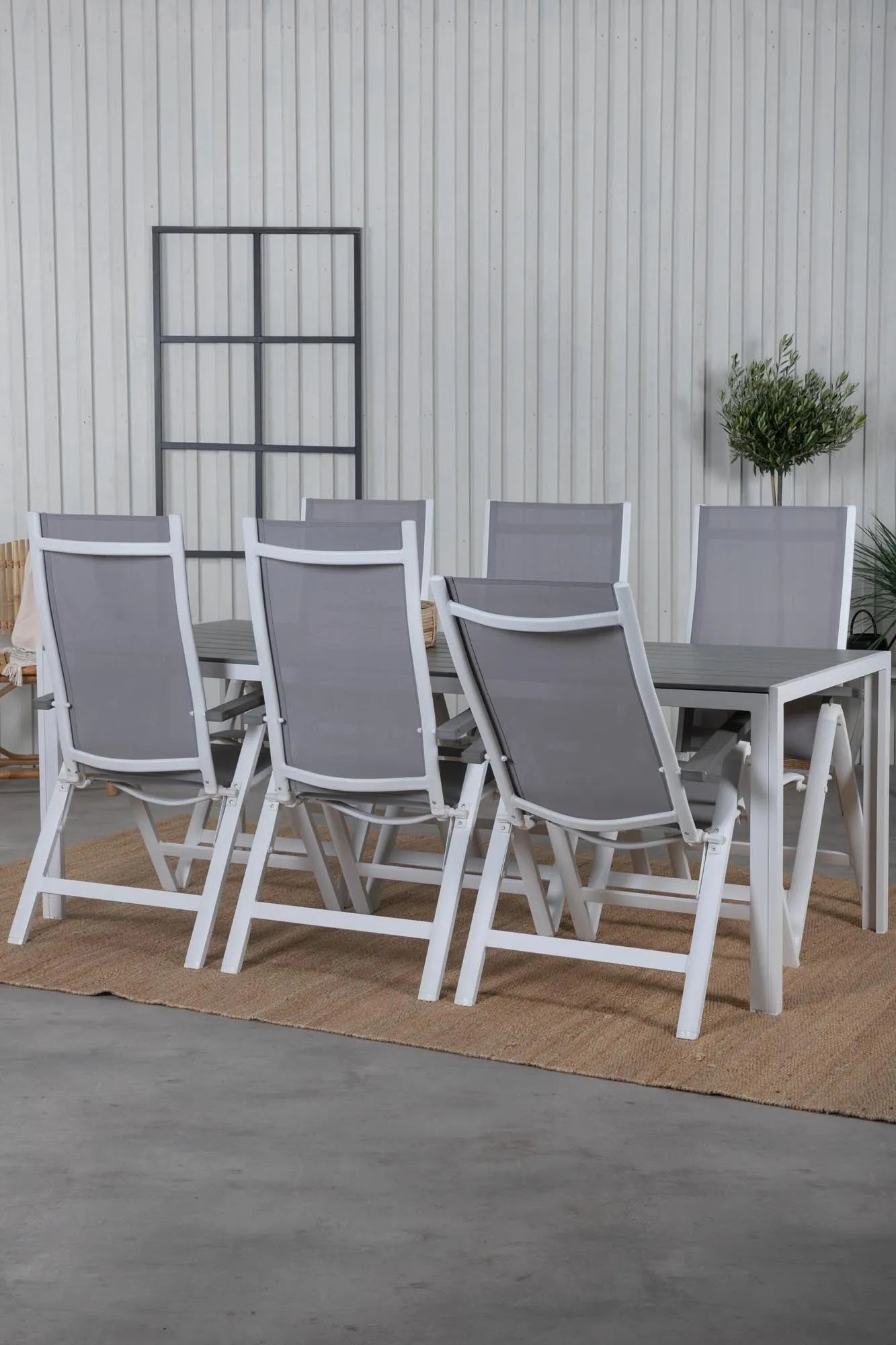 Robustes Outdoor-Tischset für 6, perfekt für stilvolle Gartenfeste.