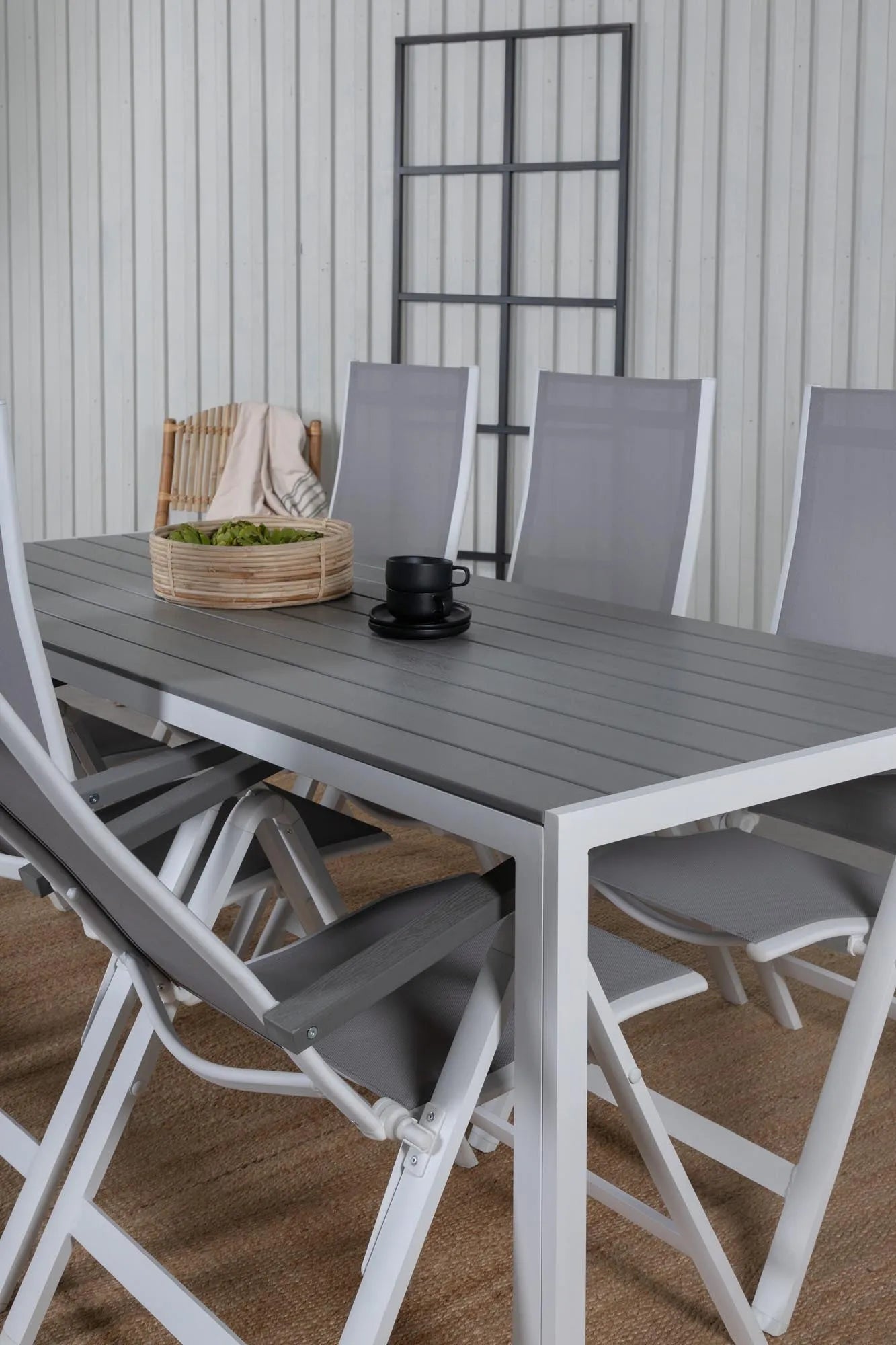 Modernes Outdoor-Tischset für 6 Personen, ideal für Terrasse & Garten.