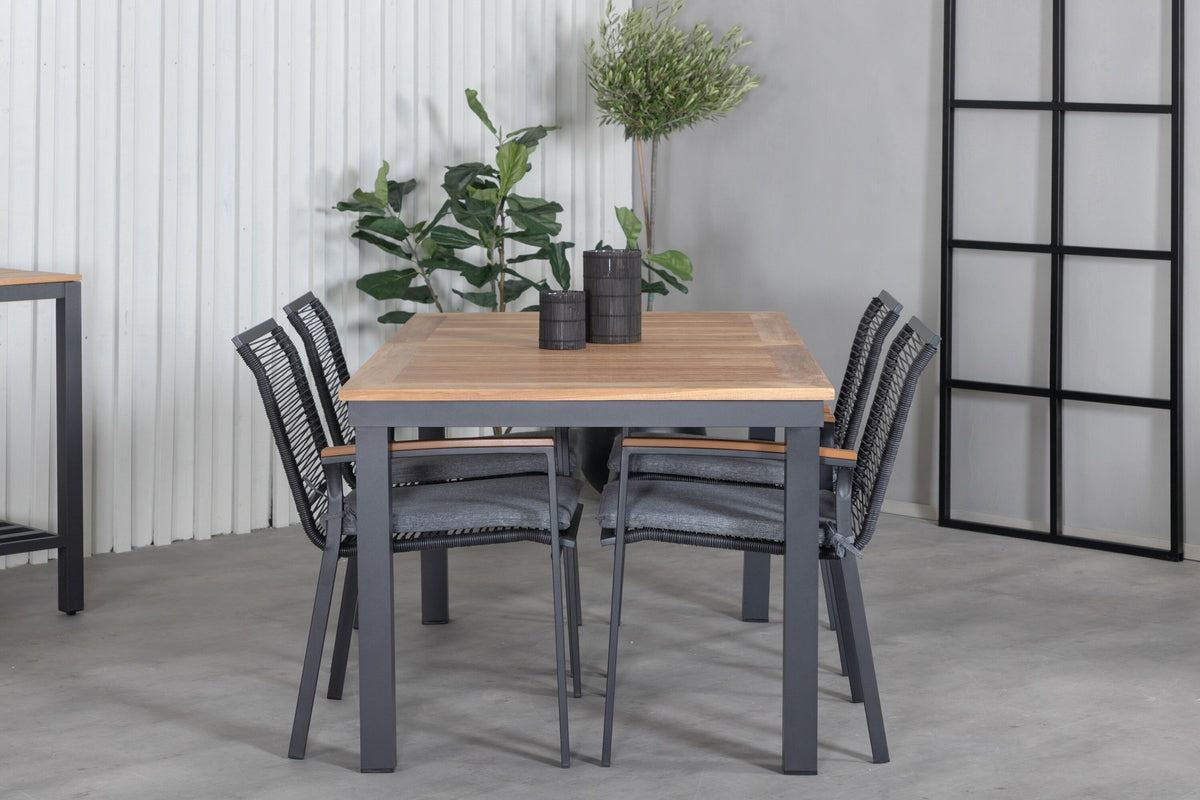 Zwei schwarze Aluminium-Stühle mit Polyester-Bezug und ein rechteckiger, ausziehbarer Teak-Tisch mit schwarzer Tischplatte.