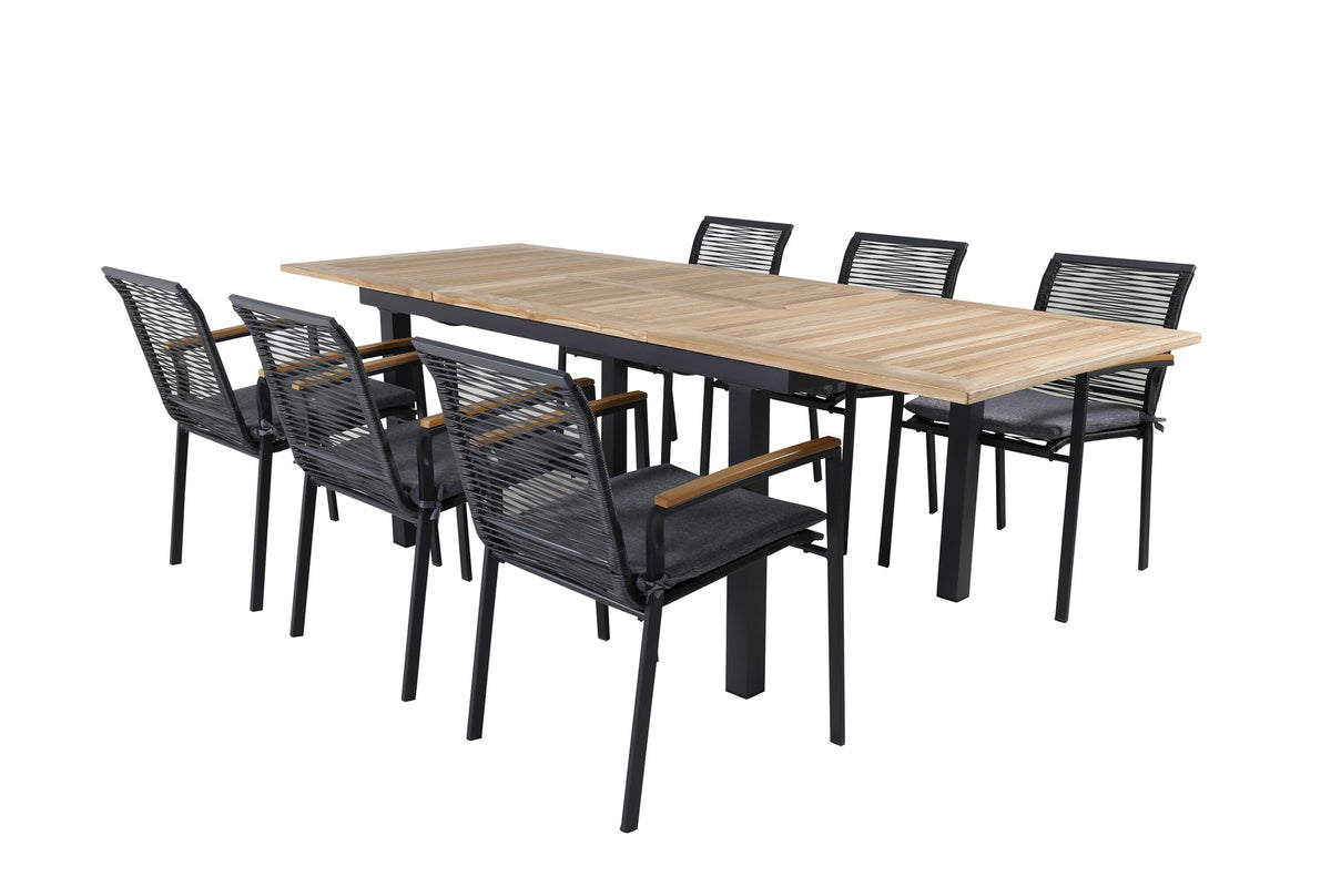 Zwei schwarze Aluminium-Stühle mit Polyester-Bezug und ein rechteckiger, ausziehbarer Teak-Tisch mit schwarzer Tischplatte.
