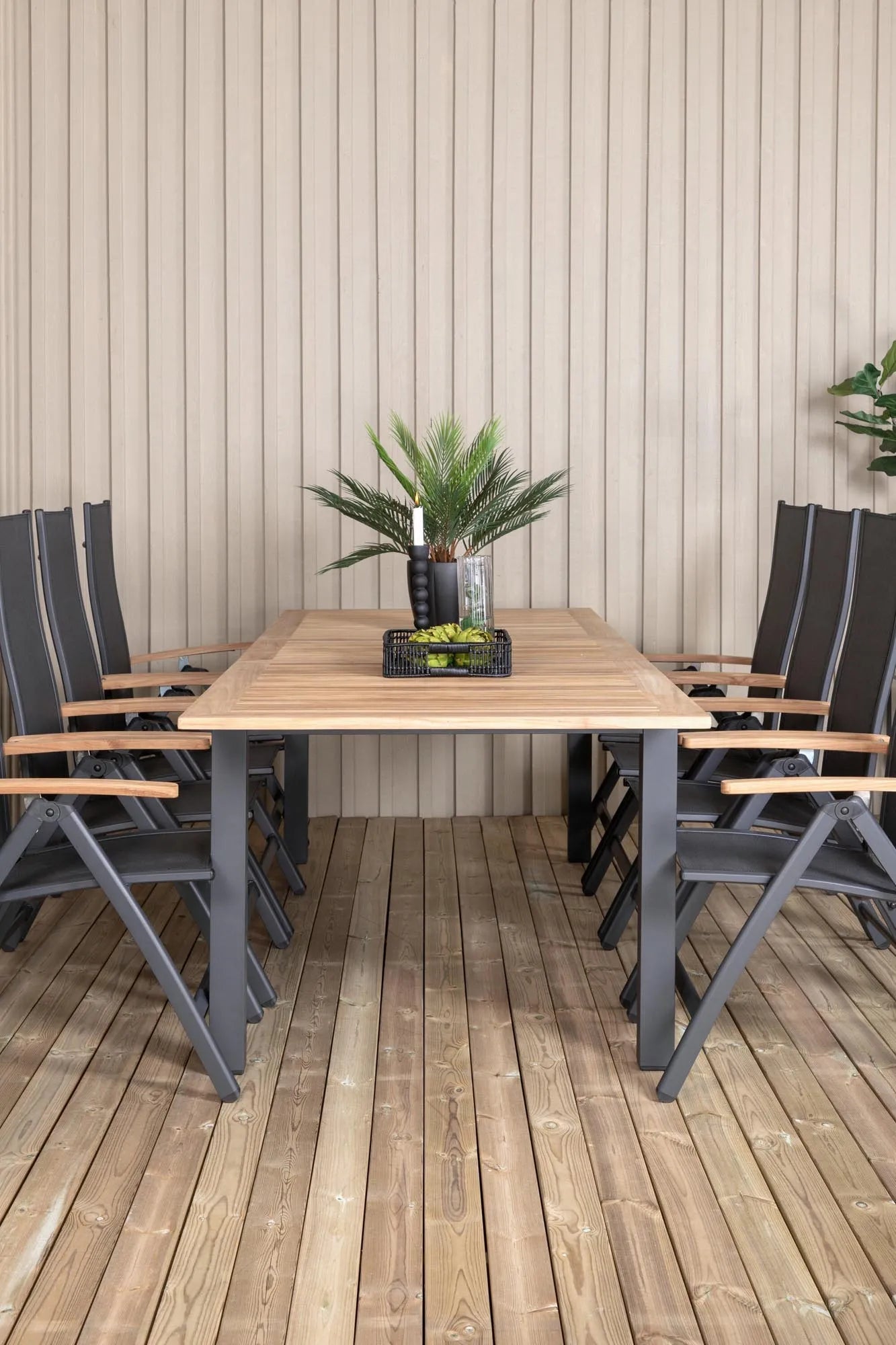 Elegantes, ausziehbares Teakholz-Set für stilvolle Gartenmomente mit bequemen Lindos-Stühlen.