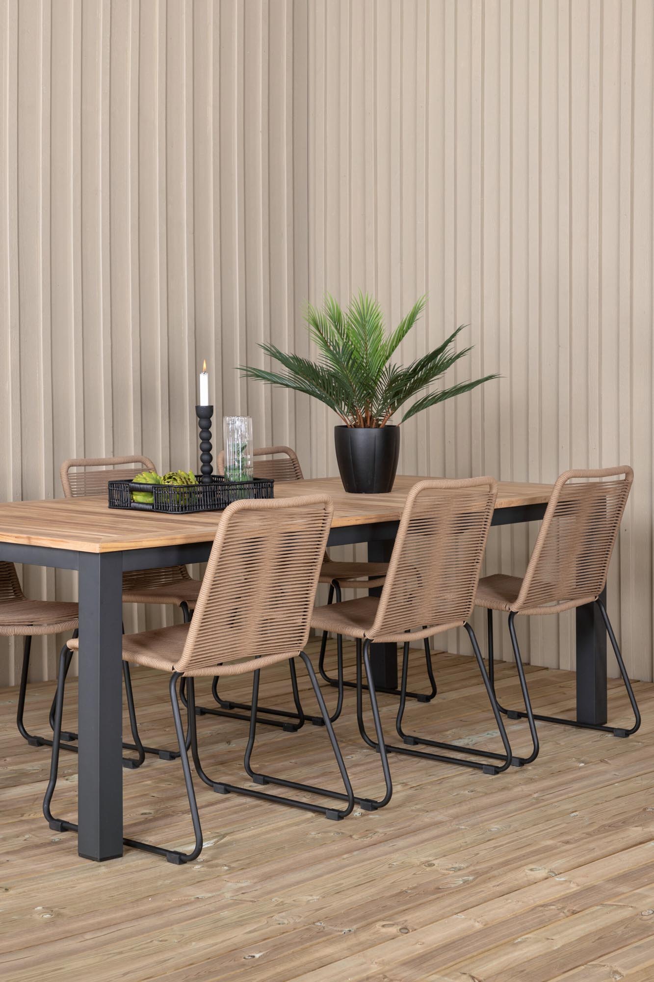Elegantes, ausziehbares Teakholz-Set für stilvolle Gartenmomente mit bequemen Lindos-Stühlen.