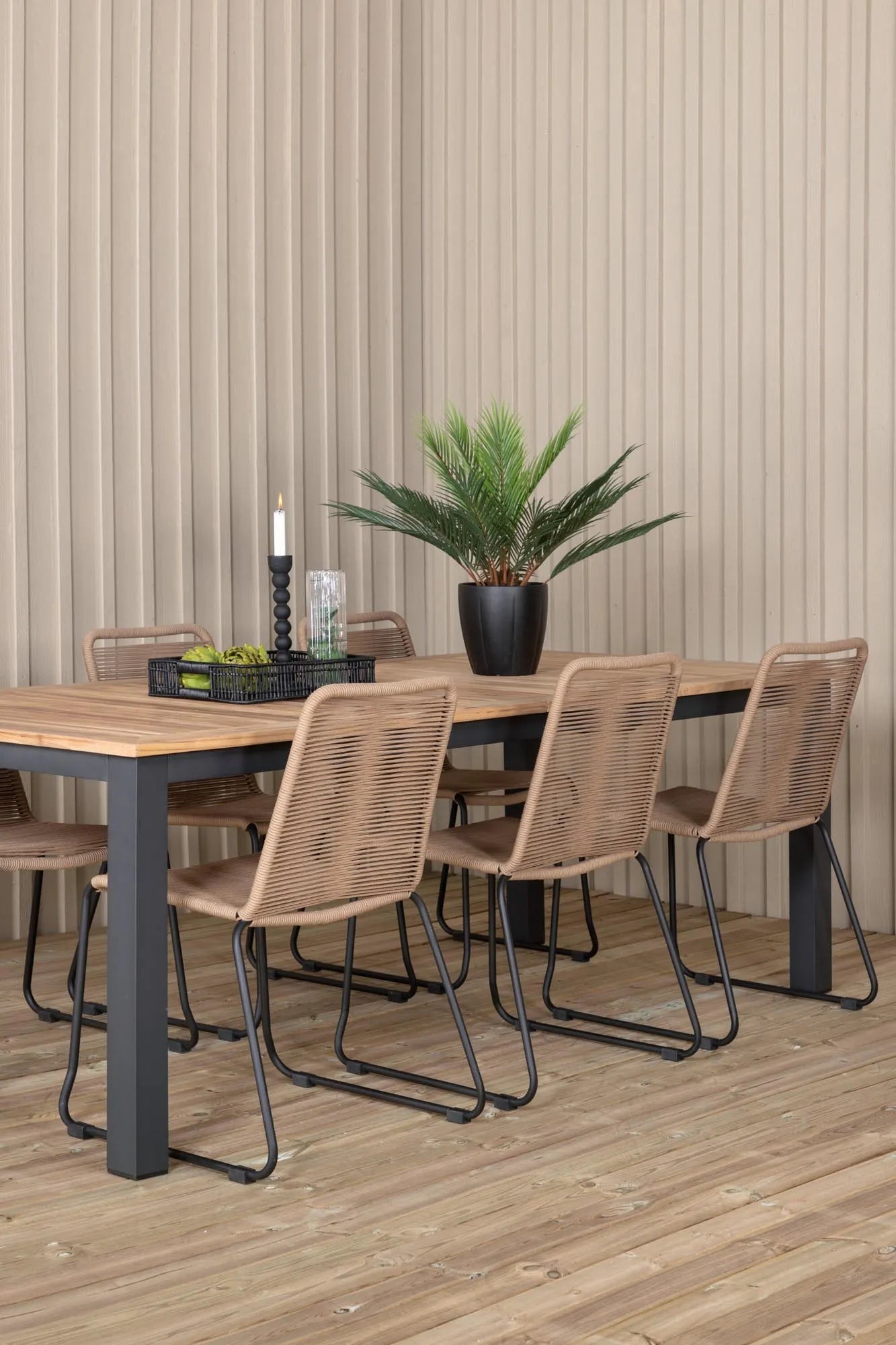 Elegantes, ausziehbares Teakholz-Set für stilvolle Gartenmomente mit bequemen Lindos-Stühlen.