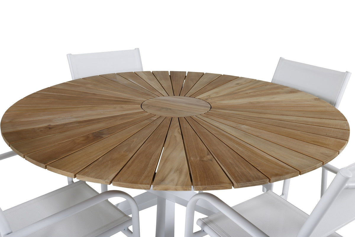Runder Gartentisch mit Teakholz-Platte ⌀140 cm auf weissem Aluminiumgestell, daneben zwei weisse Aluminium-Stühle mit Pulverbeschichtung.