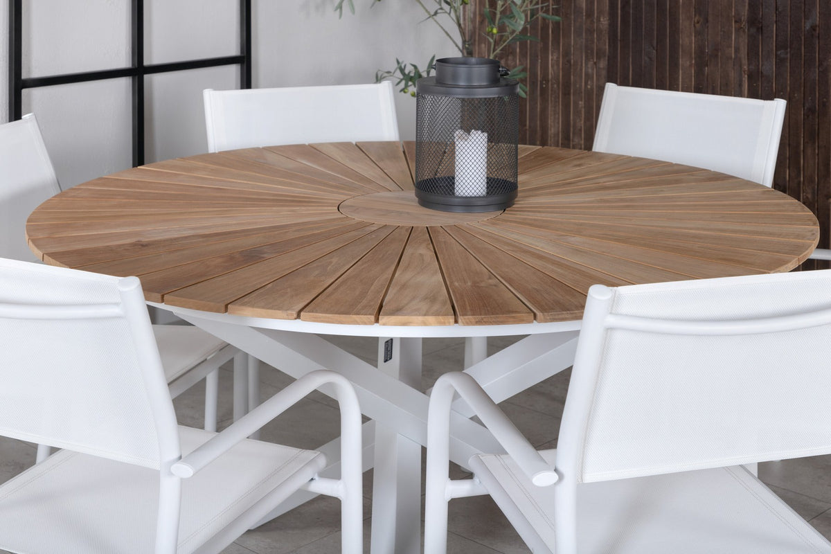 Runder Gartentisch mit Teakholz-Platte ⌀140 cm auf weissem Aluminiumgestell, daneben zwei weisse Aluminium-Stühle mit Pulverbeschichtung.