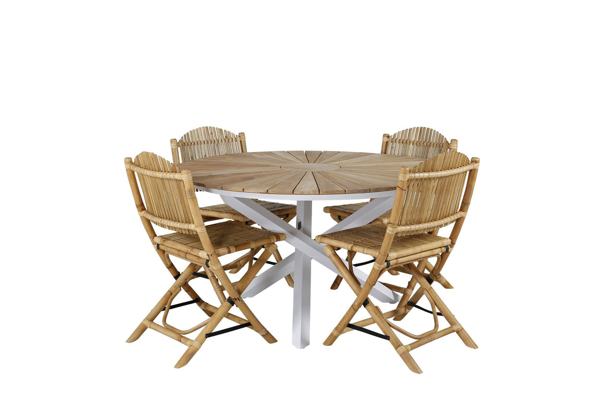 Runder Esstisch ⌀140 aus Teakholz mit Rattanbeinen neben Caféstuhl mit Aluminiumgestell und Bezug aus Baumwolle und Polyester in Naturfarbe.