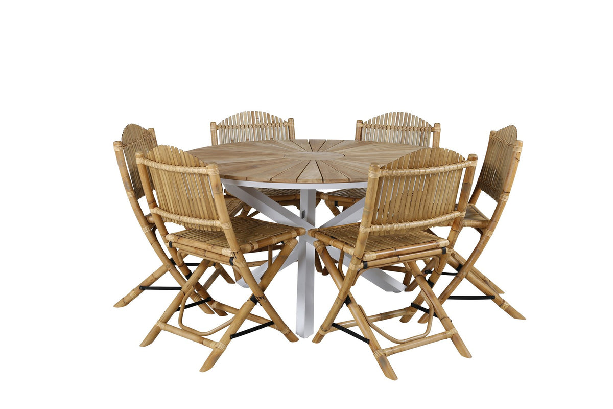 Runder Esstisch ⌀140 aus Teakholz mit Rattanbeinen neben Caféstuhl mit Aluminiumgestell und Bezug aus Baumwolle und Polyester in Naturfarbe.