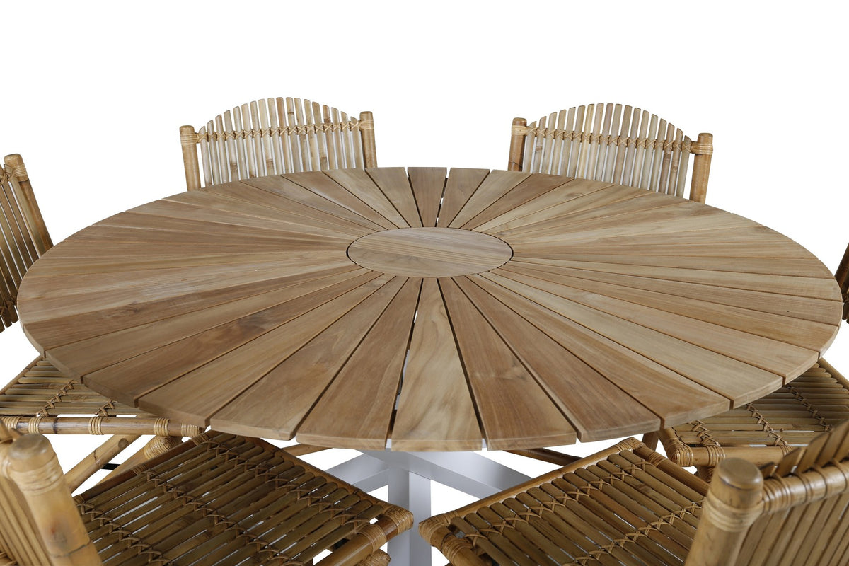 Runder Esstisch ⌀140 aus Teakholz mit Rattanbeinen neben Caféstuhl mit Aluminiumgestell und Bezug aus Baumwolle und Polyester in Naturfarbe.