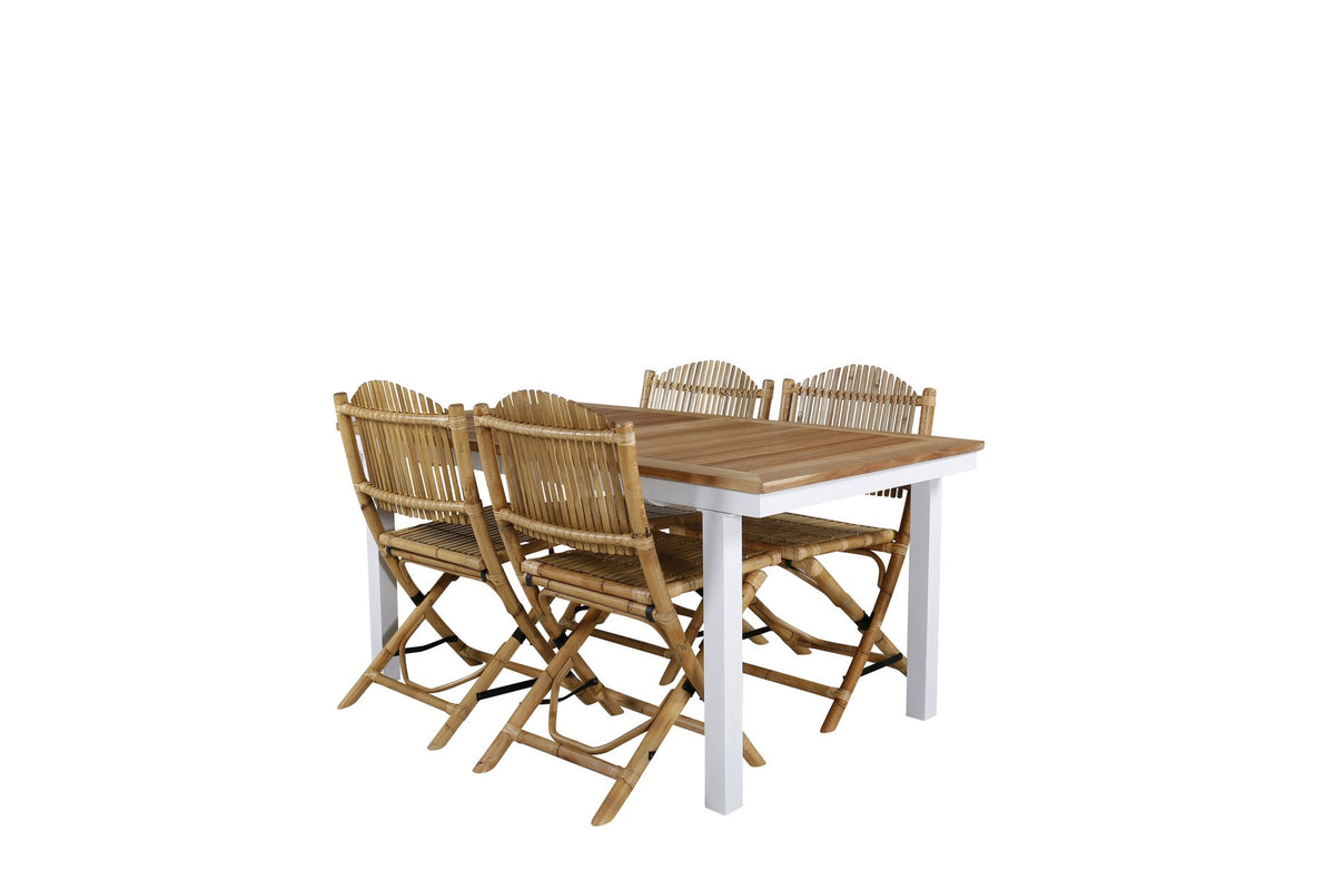 Foto zeigt einen Cafe Stuhl mit Rattan-Beinen und Stoffbezug in Natur sowie einen rechteckigen Teakholz-Esstisch mit weissem Aluminiumgestell.