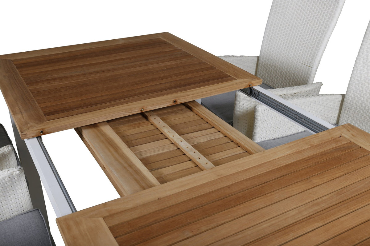 Foto zeigt einen Cafe Stuhl mit Rattan-Beinen und Stoffbezug in Natur sowie einen rechteckigen Teakholz-Esstisch mit weissem Aluminiumgestell.