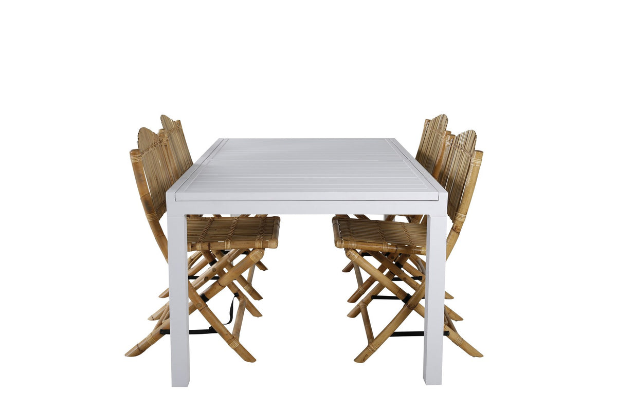 Aluminium-Caféstuhl in Natur mit Baumwoll-Polyester-Bezug neben rechteckigem Esstisch mit weisser Aluminium-Tischplatte und Rattanbeinen.