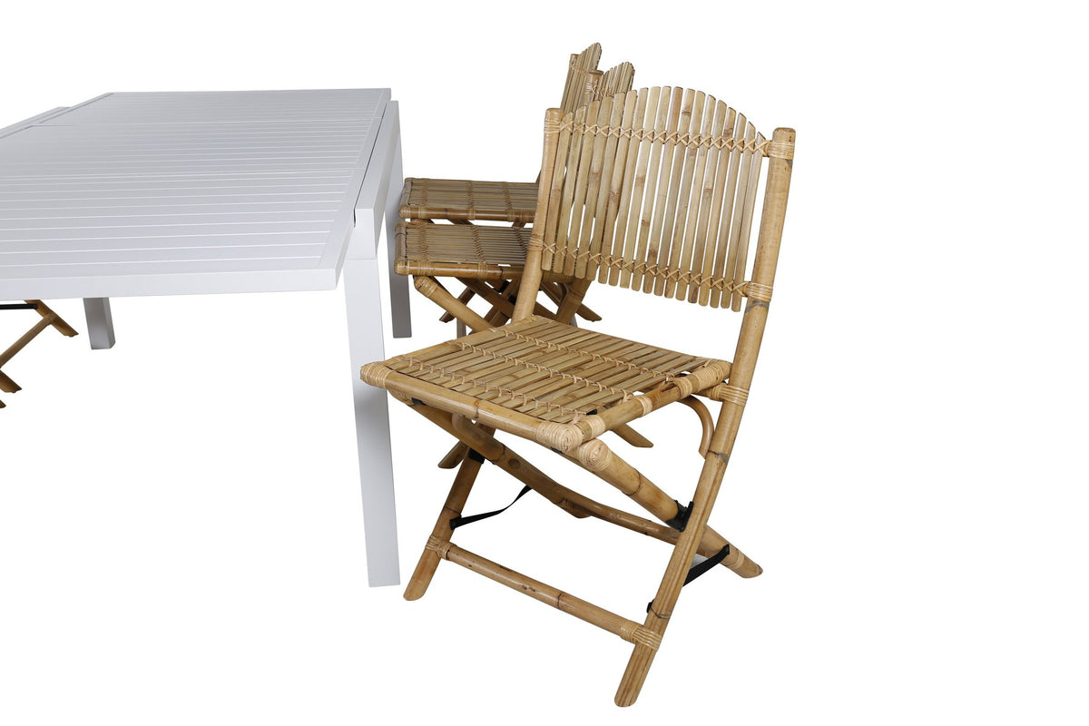 Aluminium-Caféstuhl in Natur mit Baumwoll-Polyester-Bezug neben rechteckigem Esstisch mit weisser Aluminium-Tischplatte und Rattanbeinen.