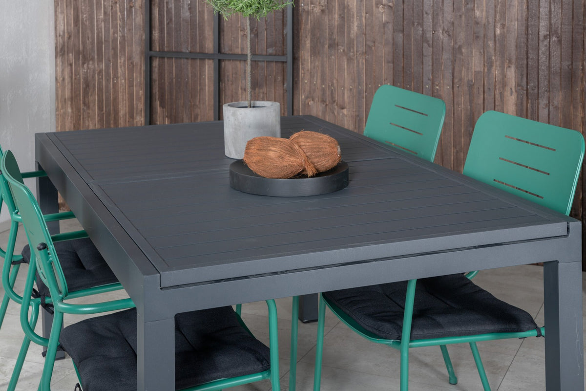 Gartentischset aus Aluminium: schwarzer, ausziehbarer Esstisch 160x100 cm und zwei grüne, stapelbare Aluminiumstühle mit Polyesterbezug.