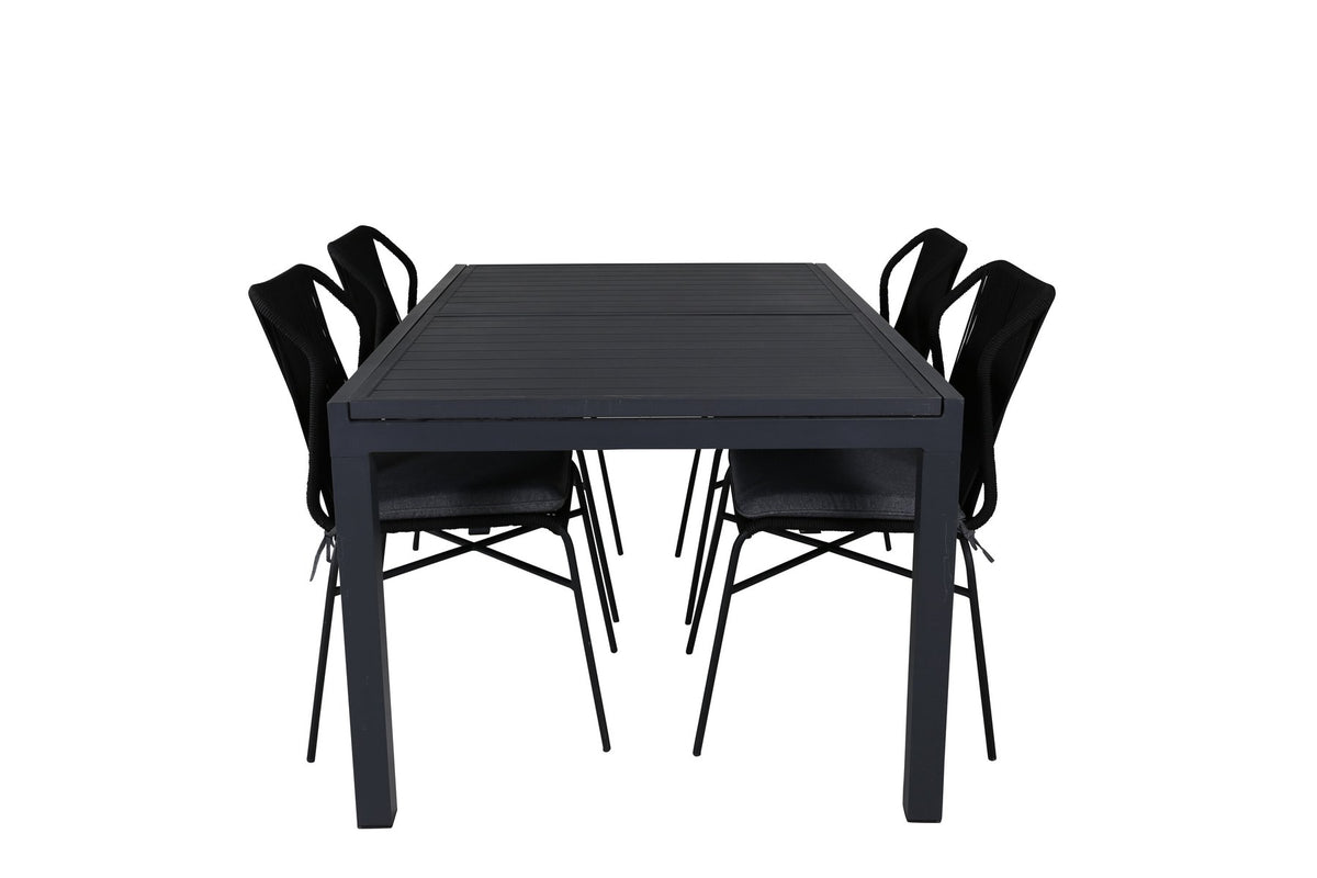Vier schwarze Esszimmerstühle mit Polyesterbezug und pulverbeschichtetem Aluminiumgestell neben einem rechteckigen Esstisch aus schwarzem Aluminium.