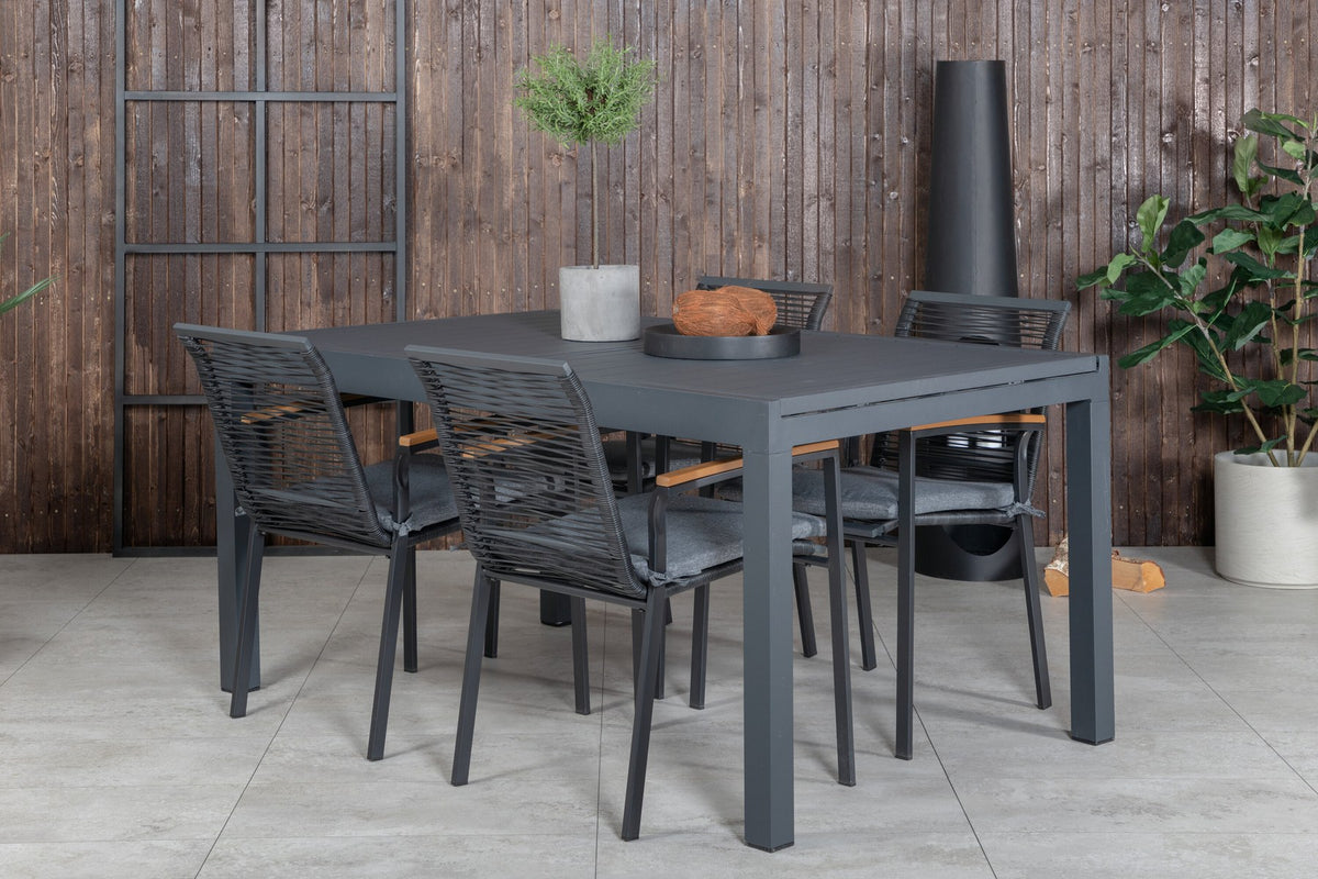 Zwei schwarze Aluminium-Stühle mit Polyesterbezug und ein rechteckiger schwarzer Aluminium-Esstisch mit Stahlbeinen, Gartentischset von Venture Home.