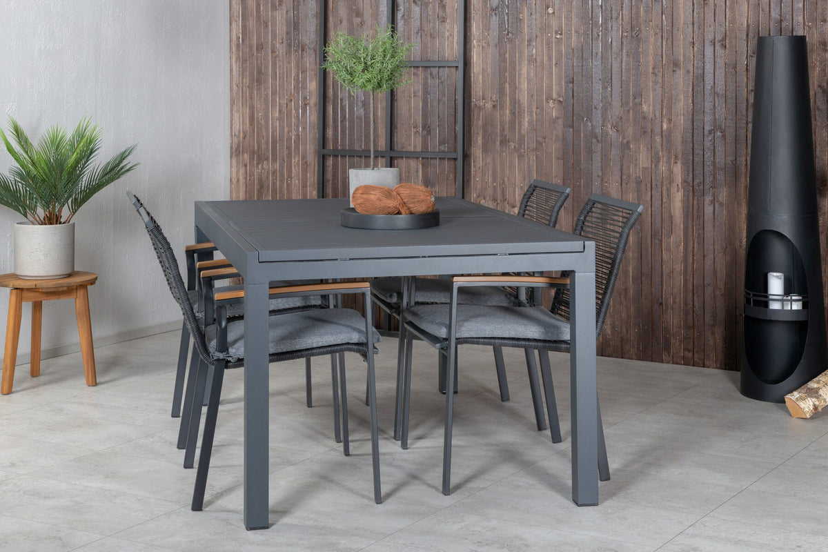 Zwei schwarze Aluminium-Stühle mit Polyesterbezug und ein rechteckiger schwarzer Aluminium-Esstisch mit Stahlbeinen, Gartentischset von Venture Home.