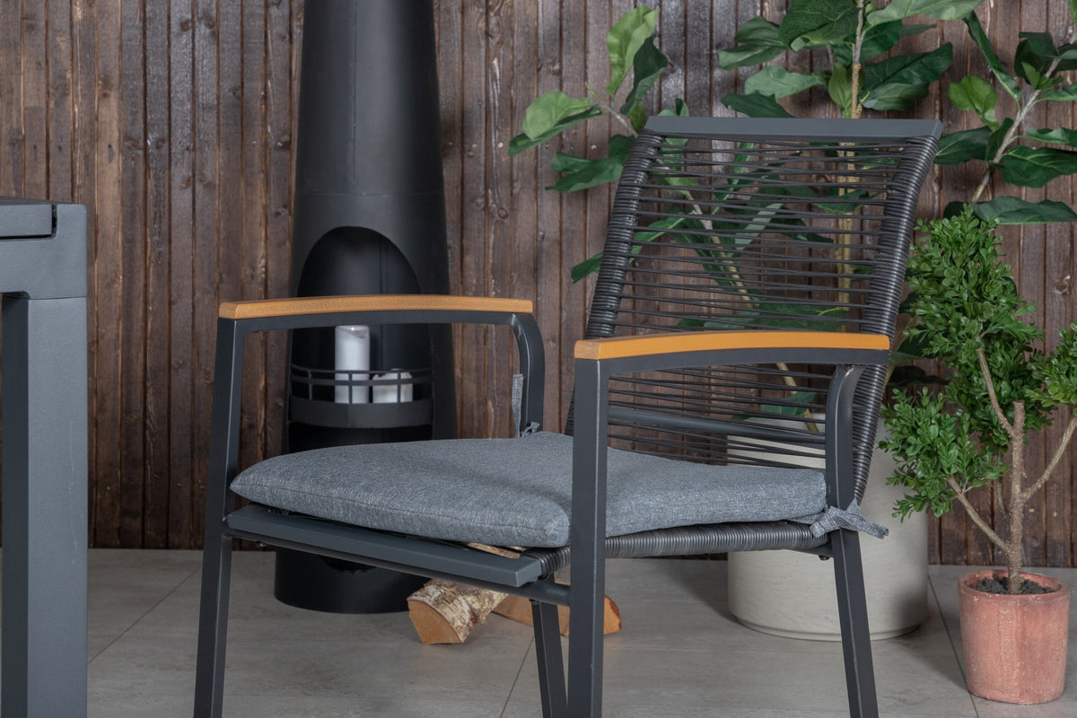 Zwei schwarze Aluminium-Stühle mit Polyesterbezug und ein rechteckiger schwarzer Aluminium-Esstisch mit Stahlbeinen, Gartentischset von Venture Home.