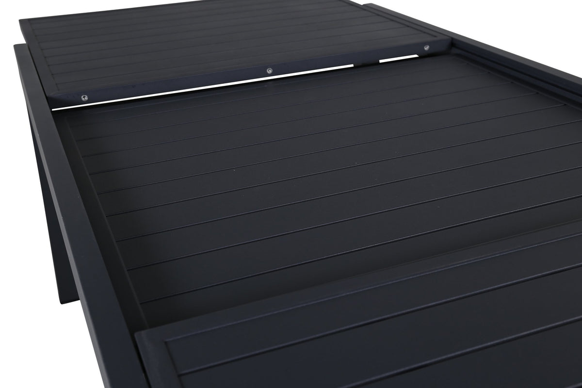 Zwei schwarze Aluminium-Positionsstühle und ein rechteckiger, ausziehbarer Aluminium-Gartentisch in Schwarz mit glatter Oberfläche.