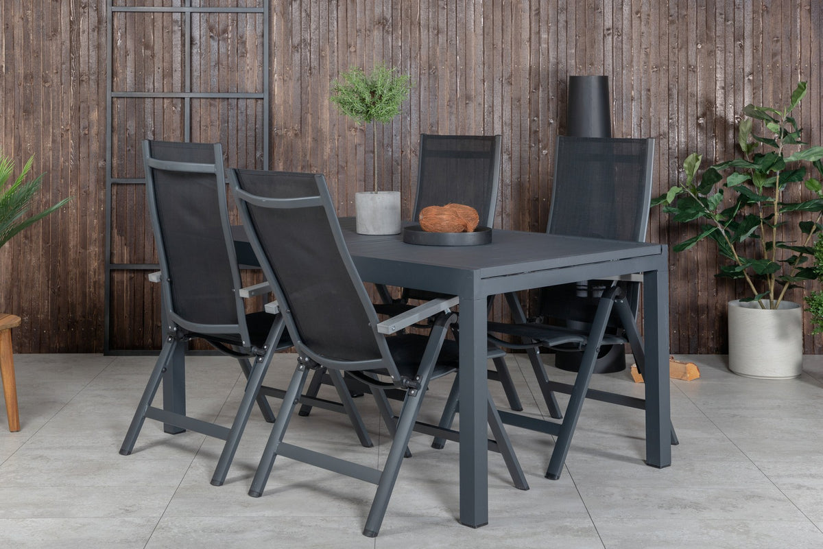 Zwei schwarze Aluminium-Positionsstühle und ein rechteckiger, ausziehbarer Aluminium-Gartentisch in Schwarz mit glatter Oberfläche.