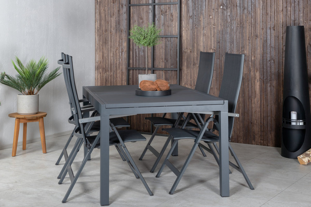 Zwei schwarze Aluminium-Positionsstühle und ein rechteckiger, ausziehbarer Aluminium-Gartentisch in Schwarz mit glatter Oberfläche.