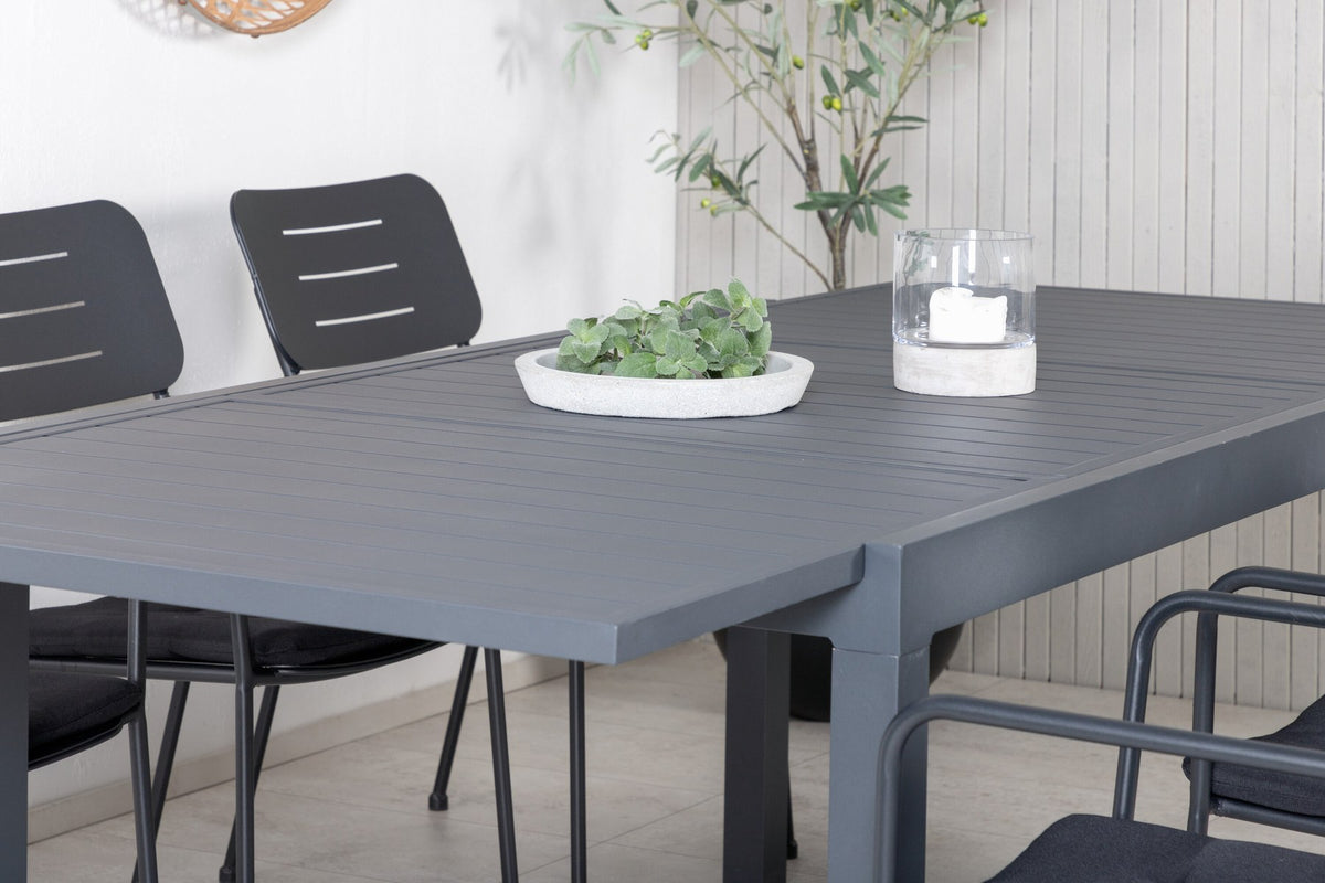Schwarzes Gartentischset aus Aluminium: rechteckiger Esstisch 160x100 cm mit Aluminium-Tischplatte und zwei Stapelstühle mit Polyesterbezug.