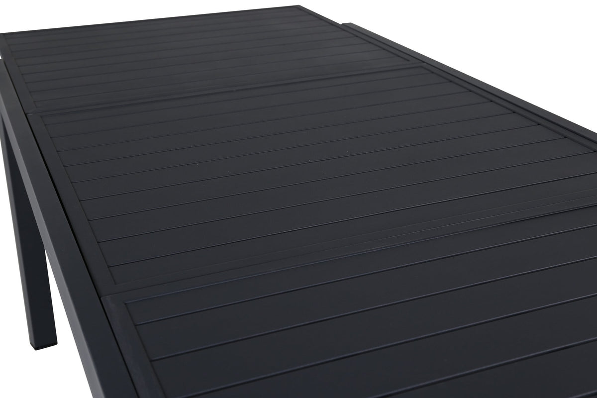 Zwei schwarze Aluminium-Stühle mit Polyesterbezug und ein rechteckiger schwarzer Aluminium-Esstisch mit Stahlbeinen, Gartentischset von Venture Home.