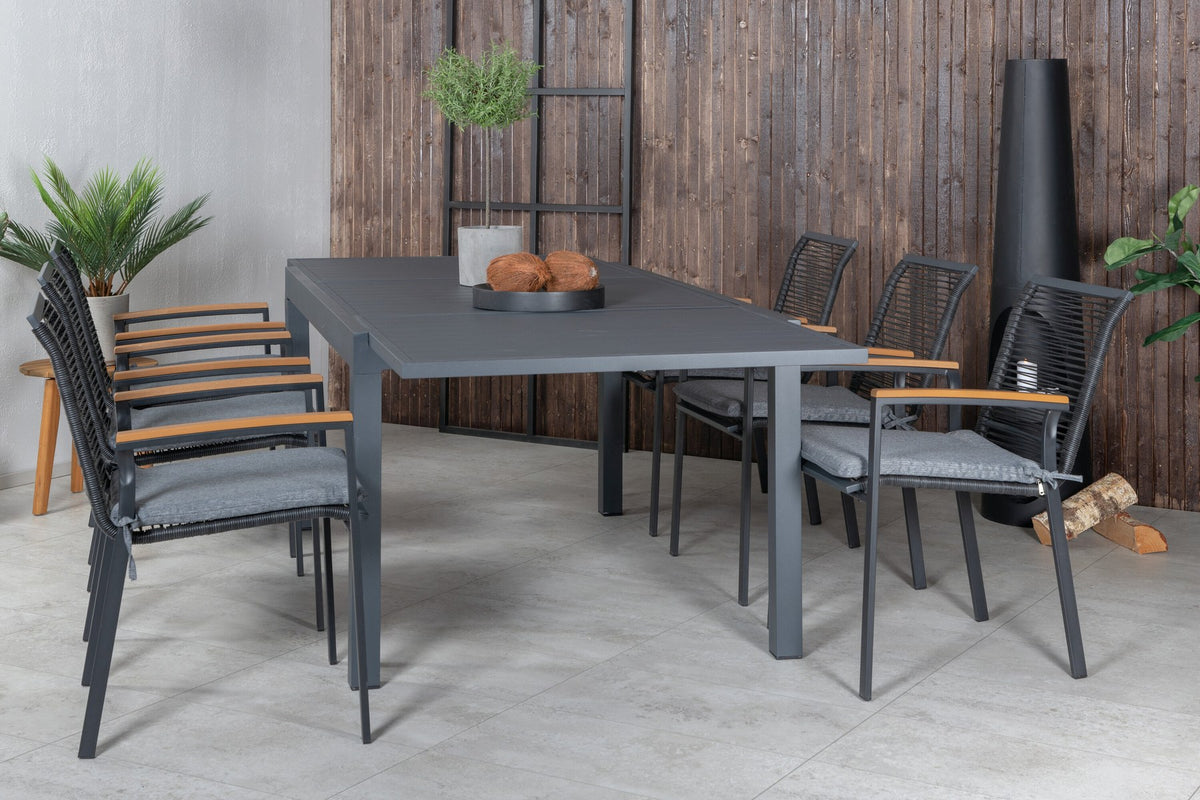 Zwei schwarze Aluminium-Stühle mit Polyesterbezug und ein rechteckiger schwarzer Aluminium-Esstisch mit Stahlbeinen, Gartentischset von Venture Home.