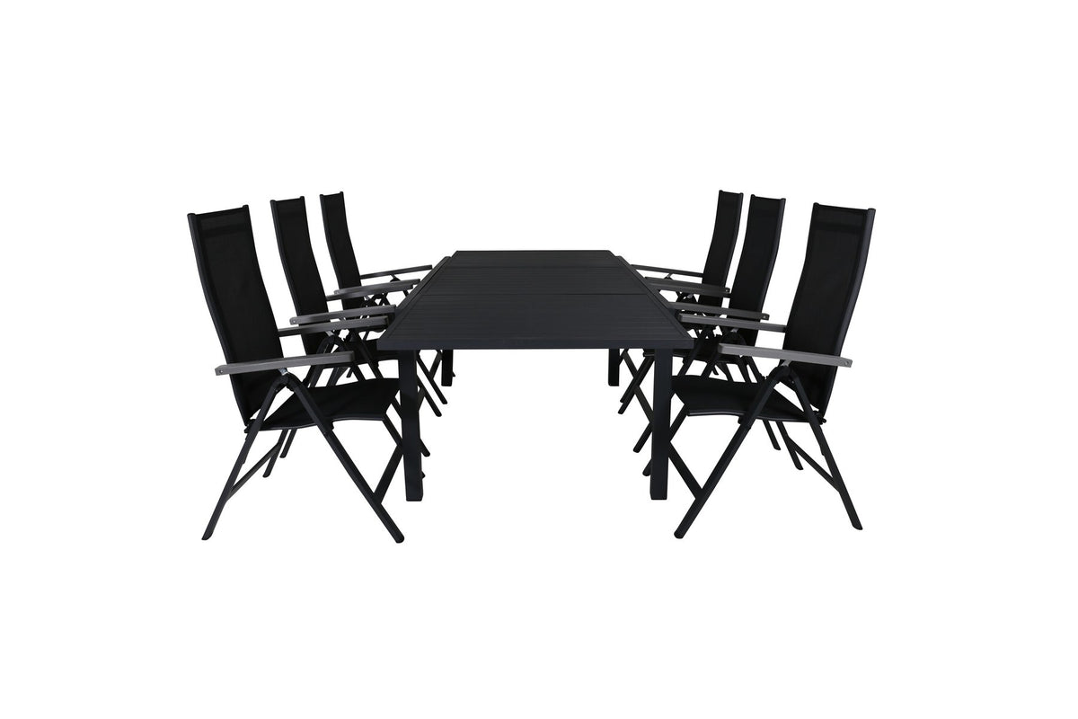 Zwei schwarze Aluminium-Positionsstühle und ein rechteckiger, ausziehbarer Aluminium-Gartentisch in Schwarz mit glatter Oberfläche.