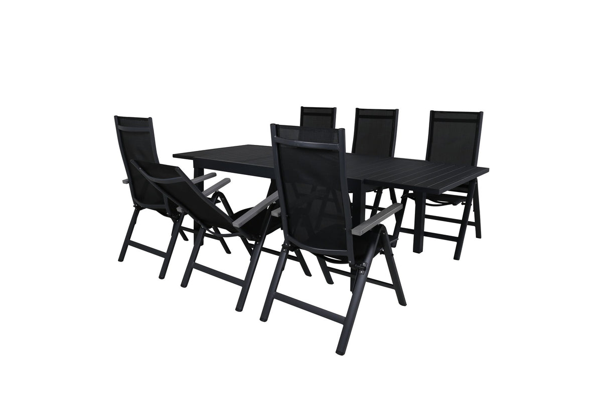 Zwei schwarze Aluminium-Positionsstühle und ein rechteckiger, ausziehbarer Aluminium-Gartentisch in Schwarz mit glatter Oberfläche.
