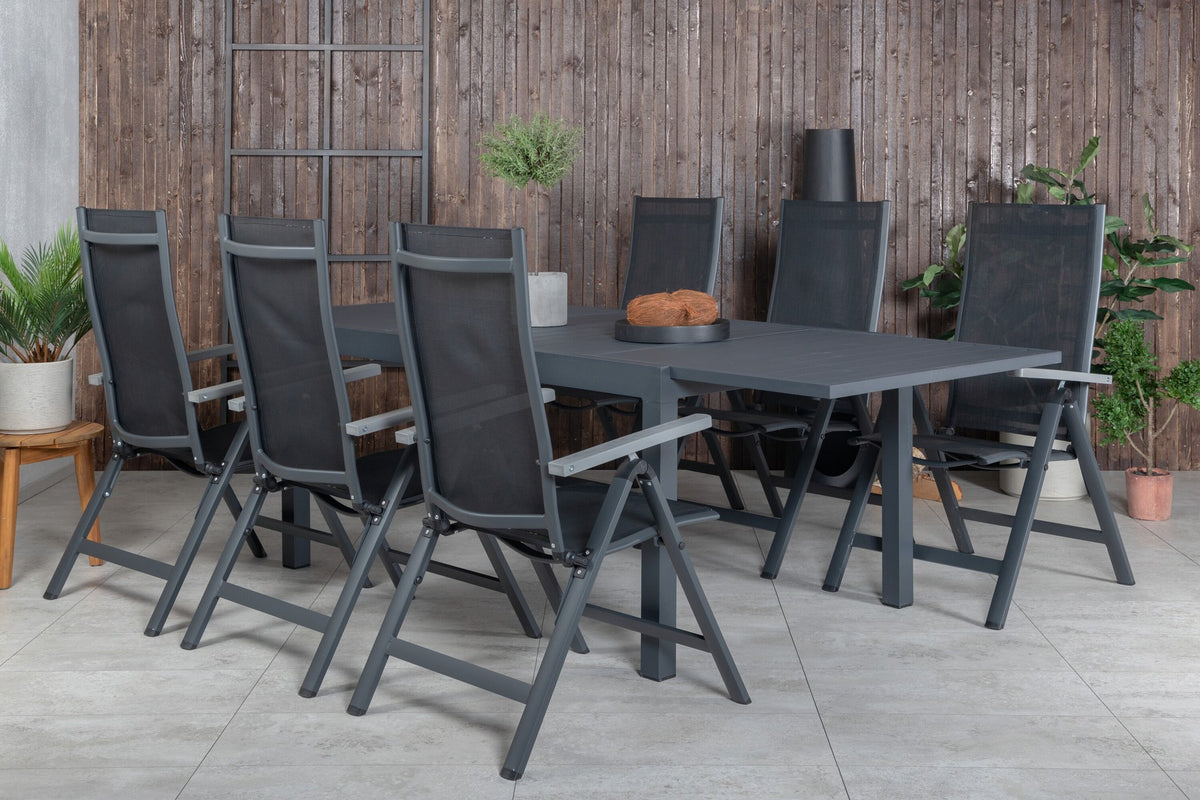 Zwei schwarze Aluminium-Positionsstühle und ein rechteckiger, ausziehbarer Aluminium-Gartentisch in Schwarz mit glatter Oberfläche.