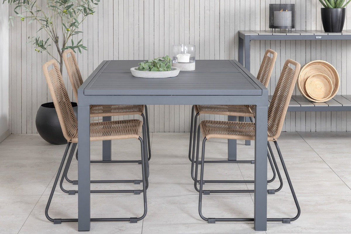 Braune Aluminium-Gartenstühle im 2er-Set und rechteckiger Aluminium-Gartentisch 160x100 cm in Schwarz, pulverbeschichtet.