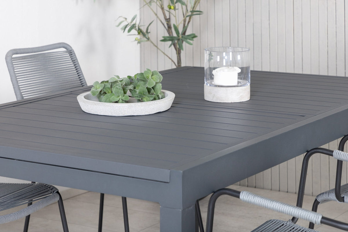Rechteckiger Aluminium-Esstisch schwarz mit zwei pulverbeschichteten Stühlen in Grau, Gartentischset von Venture Home.