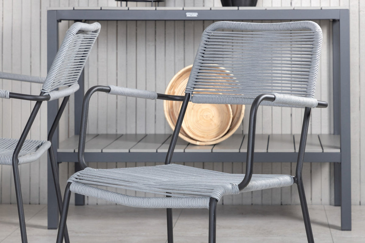 Rechteckiger Aluminium-Esstisch schwarz mit zwei pulverbeschichteten Stühlen in Grau, Gartentischset von Venture Home.