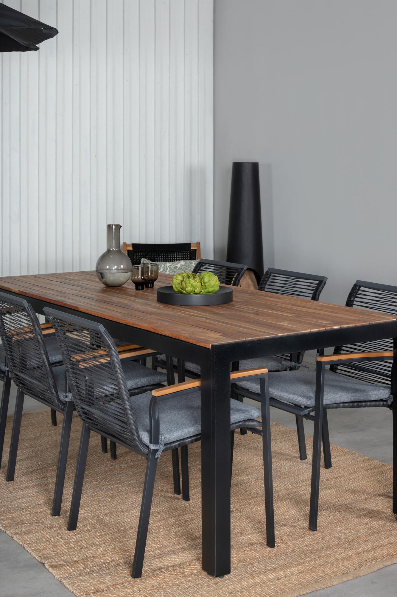 Robustes Bois Tischset: Ideal für gesellige Abende im Freien.