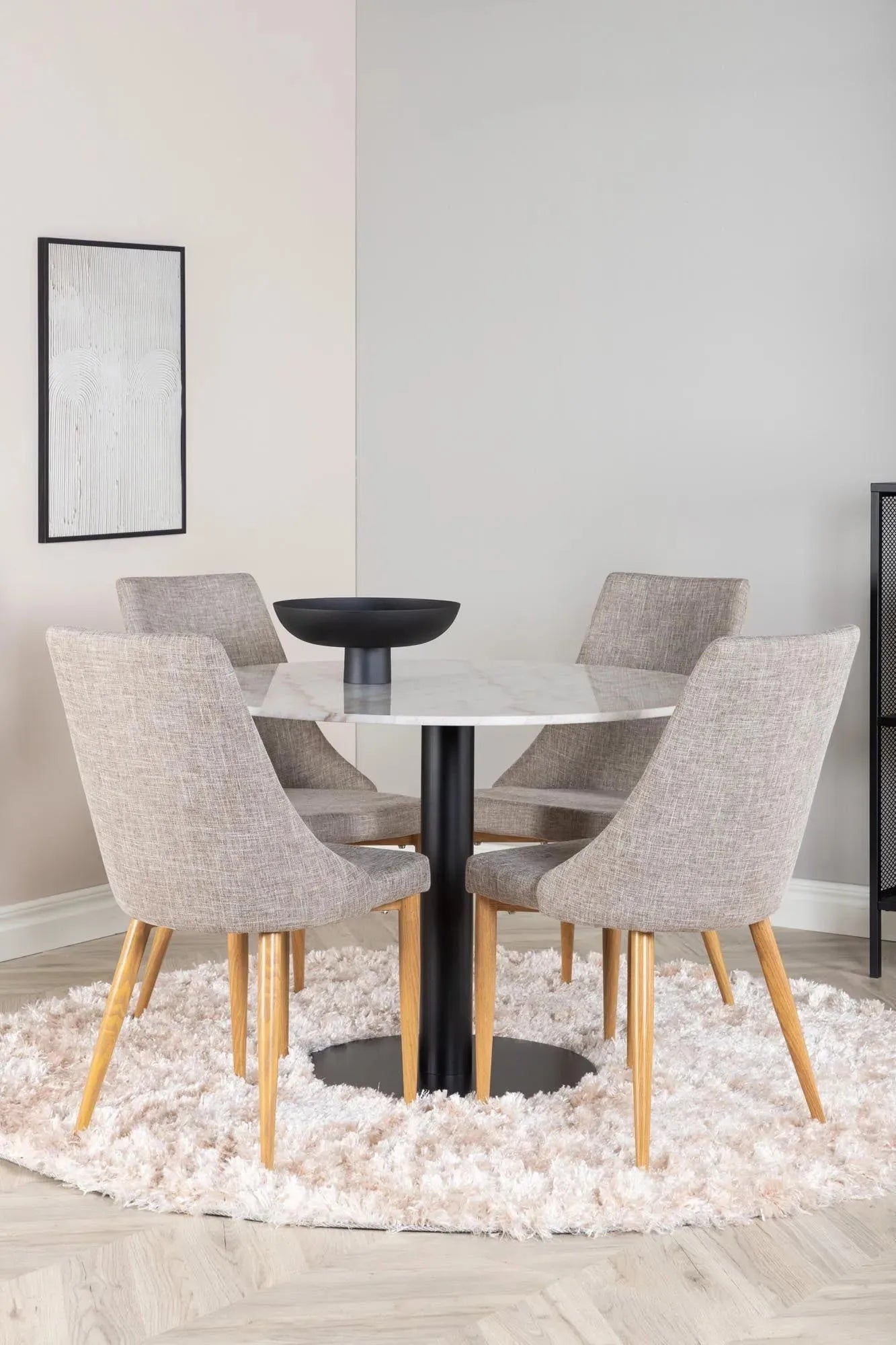 Elegantes Esszimmerset: Weißer Marmortisch, schwarzes Metallgestell, graue Stühle. Modern, komfortabel, für 4 Personen.