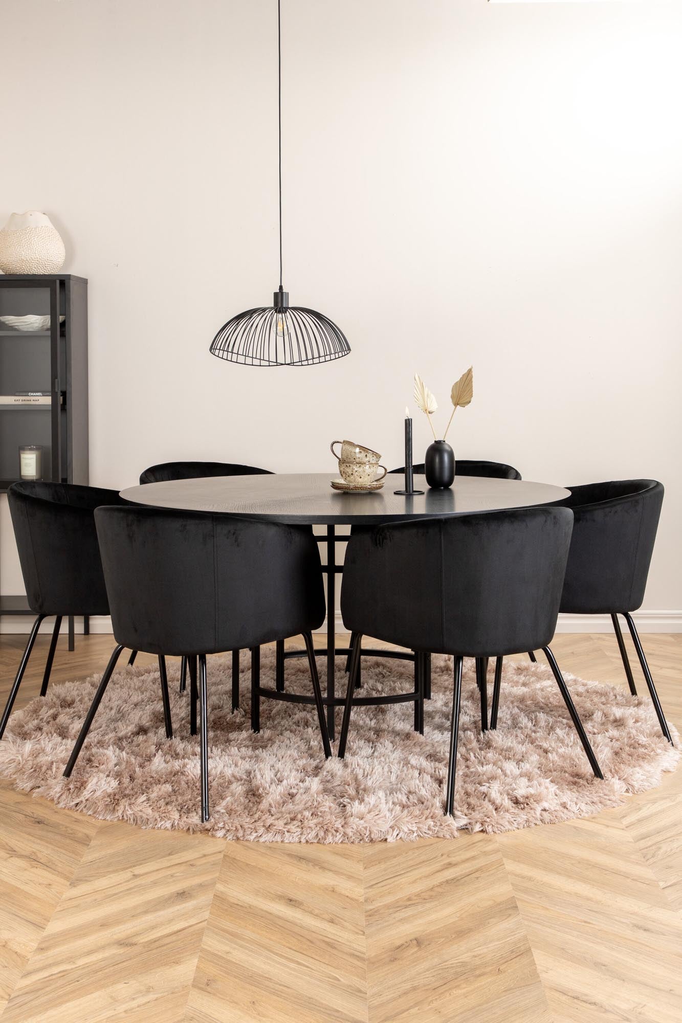 Rundes Esszimmerset für moderne skandinavische Wohnkultur.