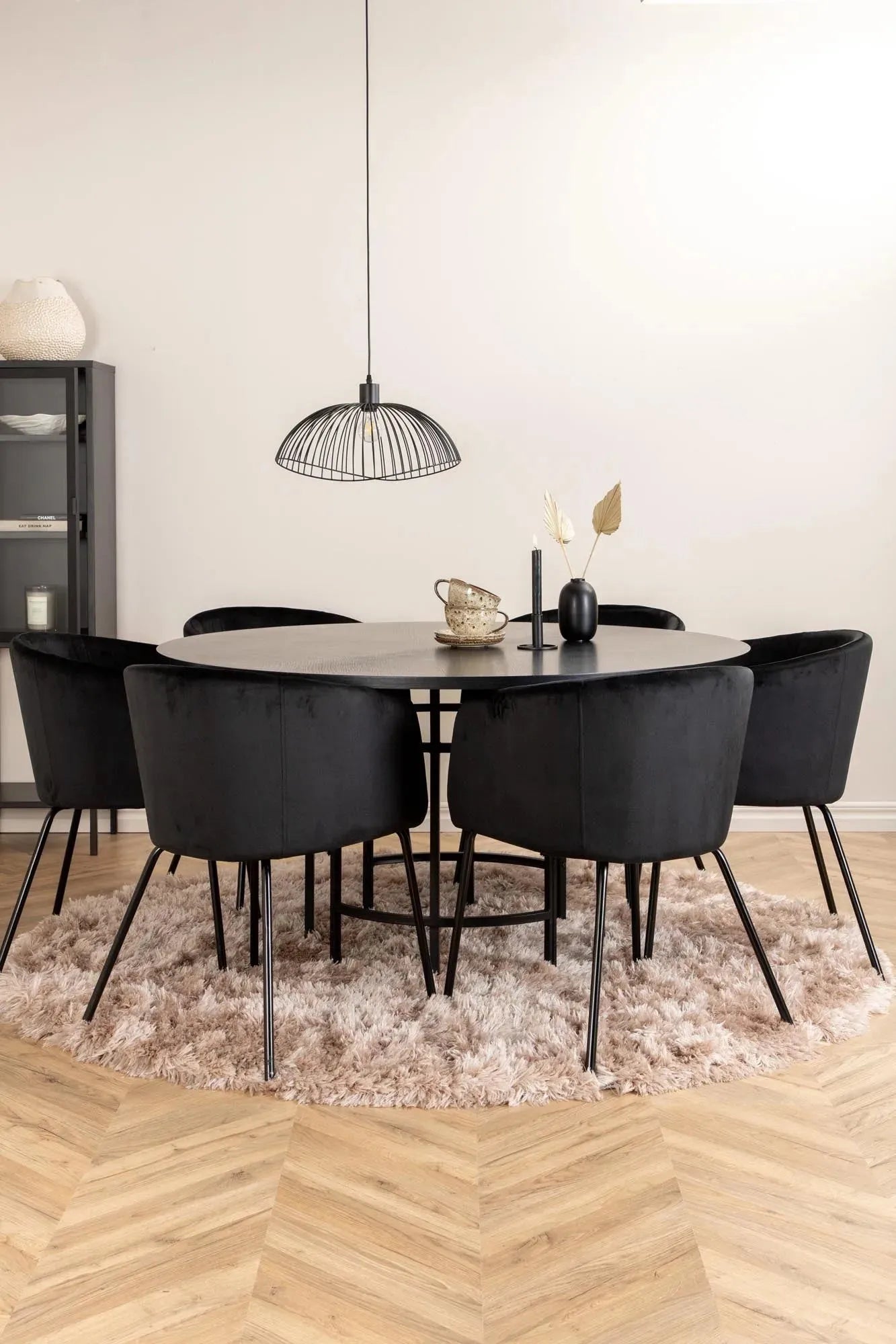Rundes Esszimmerset für moderne skandinavische Wohnkultur.