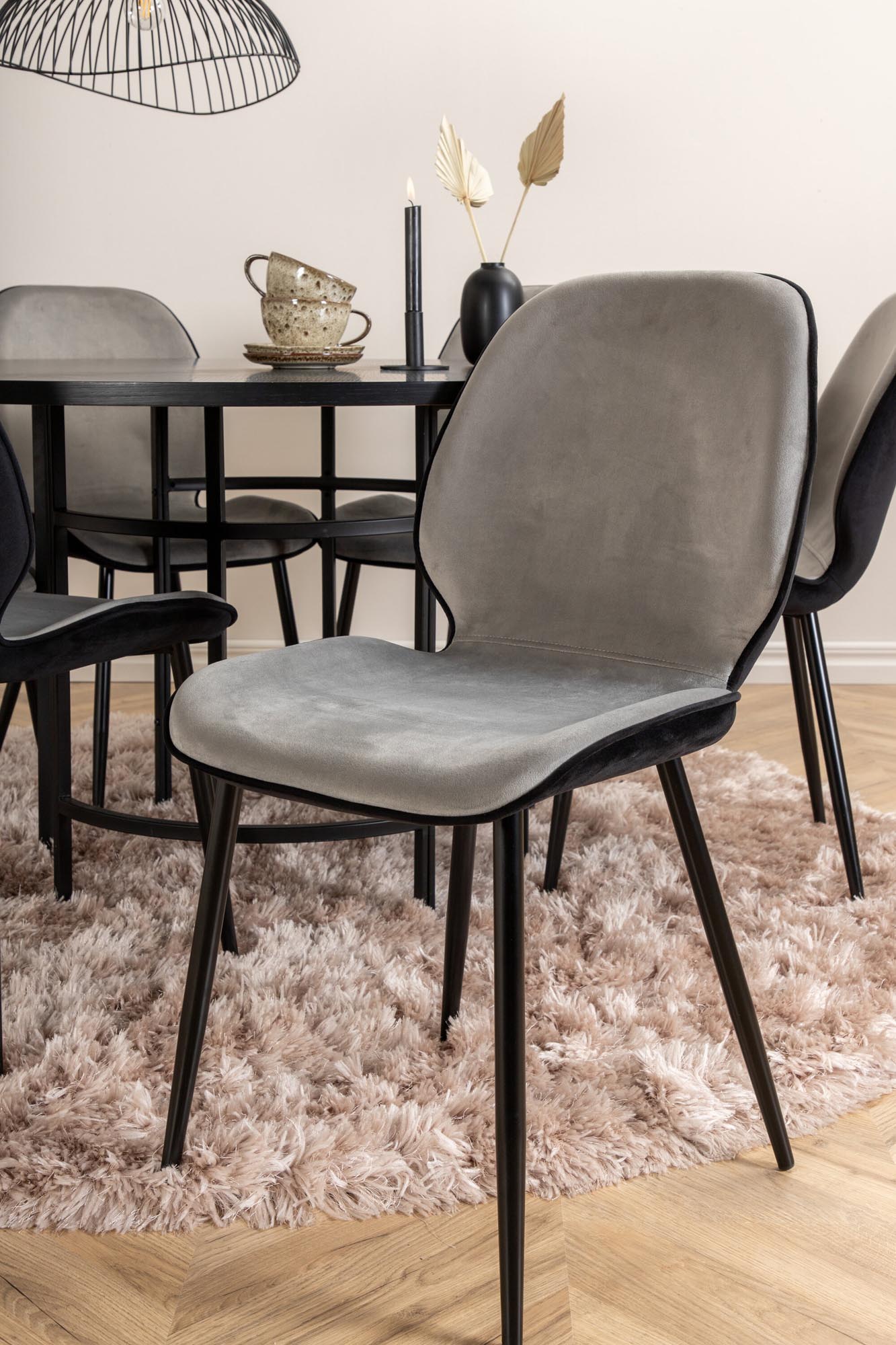Esszimmerset Copenhagen + Emma ⌀140cm/6St. in Schwarz, Hellgrau präsentiert im Onlineshop von KAQTU Design AG. Esszimmerset ist von Venture Home