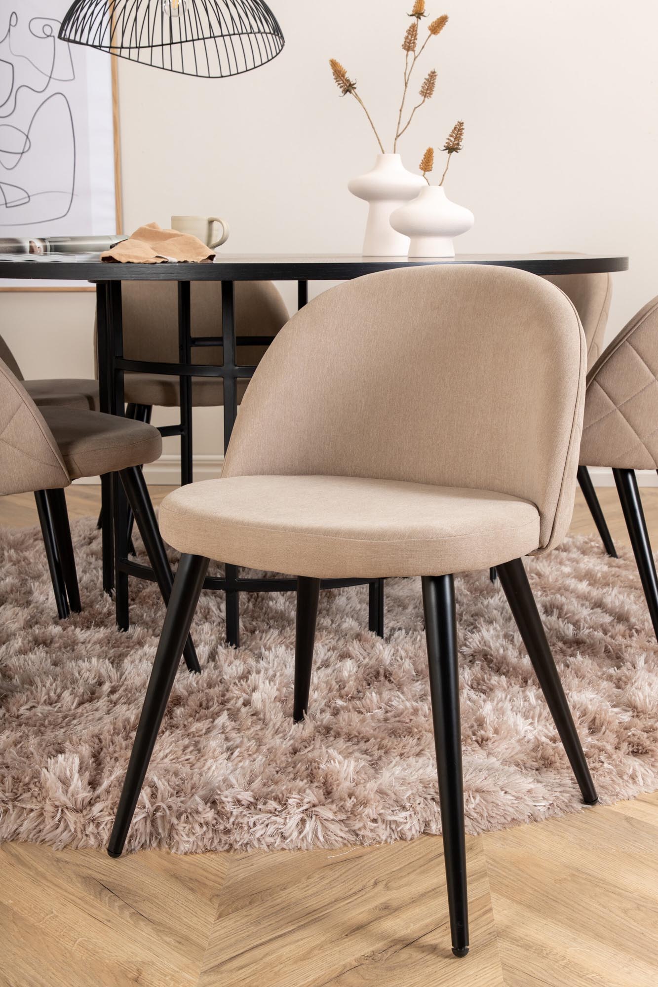 Esszimmerset Copenhagen + Velvet ⌀140cm/6St. in Schwarz / Beige dunkel präsentiert im Onlineshop von KAQTU Design AG. Esszimmerset ist von Venture Home