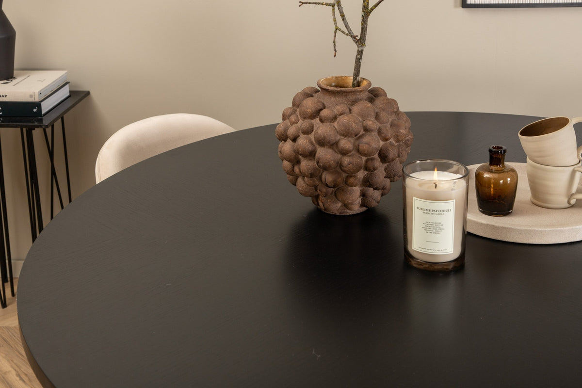 Esstisch Copenhagen mit brauner MDF-Furnier-Platte, Stahlbeinen und cremefarbenen Velvet-Stühlen mit schwarzem, pulverbeschichtetem Gestell.