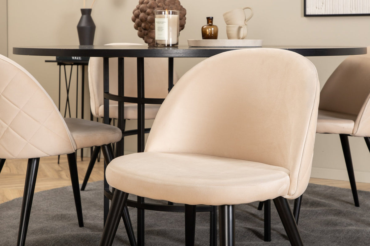 Esstisch Copenhagen mit brauner MDF-Furnier-Platte, Stahlbeinen und cremefarbenen Velvet-Stühlen mit schwarzem, pulverbeschichtetem Gestell.