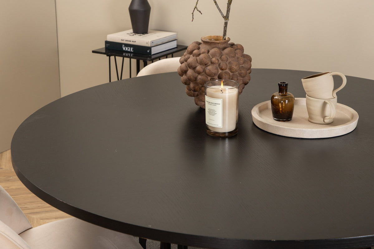 Esstisch Copenhagen mit brauner MDF-Furnier-Platte, Stahlbeinen und cremefarbenen Velvet-Stühlen mit schwarzem, pulverbeschichtetem Gestell.