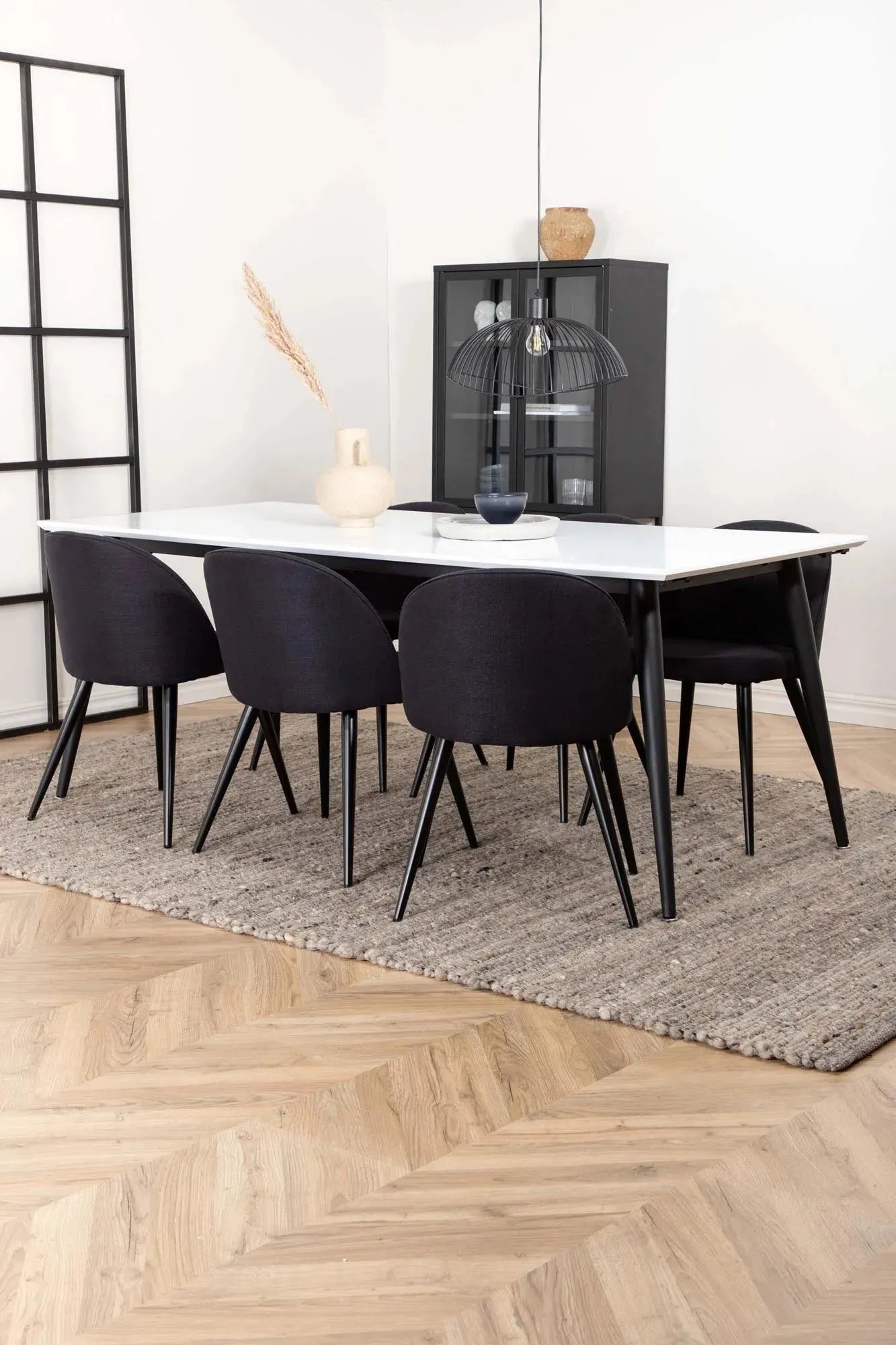 Stilvolles Jimmy Esszimmerset, 195cm, 6 Samtstühle, von Venture Home.