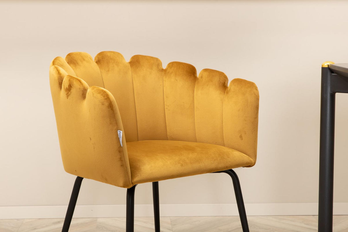 Schwarzer Esstisch aus MDF mit Furnier und Metallbeinen, kombiniert mit sechs Stühlen mit gelbem Samtbezug und schwarzen Metallbeinen.