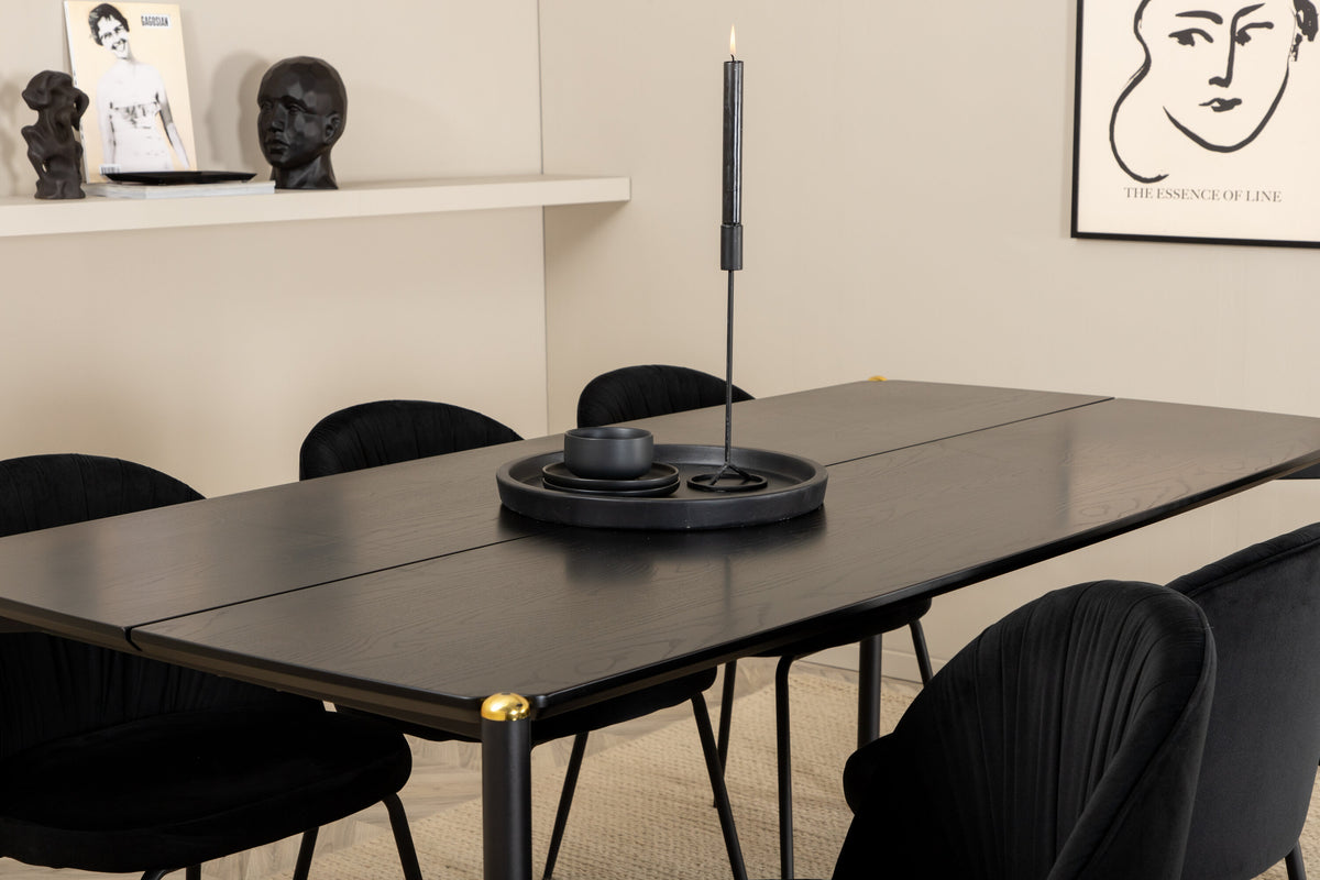 Esszimmerset Pelle mit schwarzem MDF-Tisch und sechs gepolsterten Wrinkles-Stühlen aus schwarzem Samt und Metallbeinen aus Stahl.