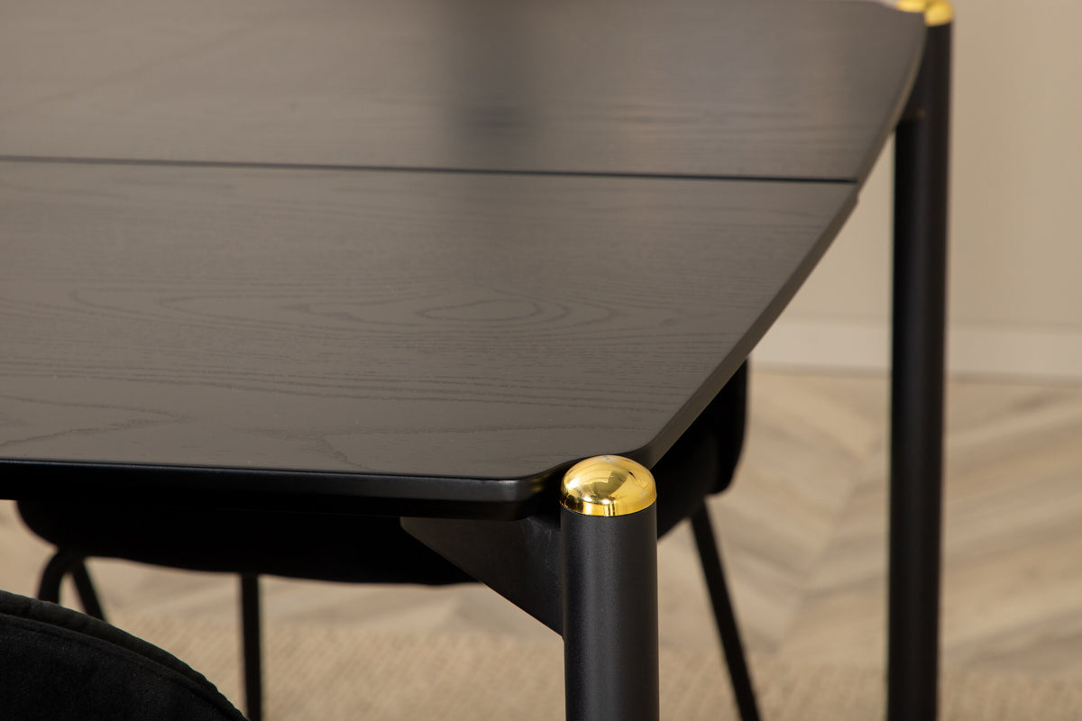 Esszimmerset Pelle mit schwarzem MDF-Tisch und sechs gepolsterten Wrinkles-Stühlen aus schwarzem Samt und Metallbeinen aus Stahl.