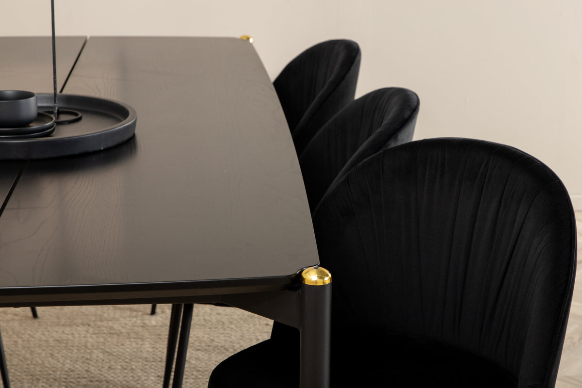 Esszimmerset Pelle mit schwarzem MDF-Tisch und sechs gepolsterten Wrinkles-Stühlen aus schwarzem Samt und Metallbeinen aus Stahl.