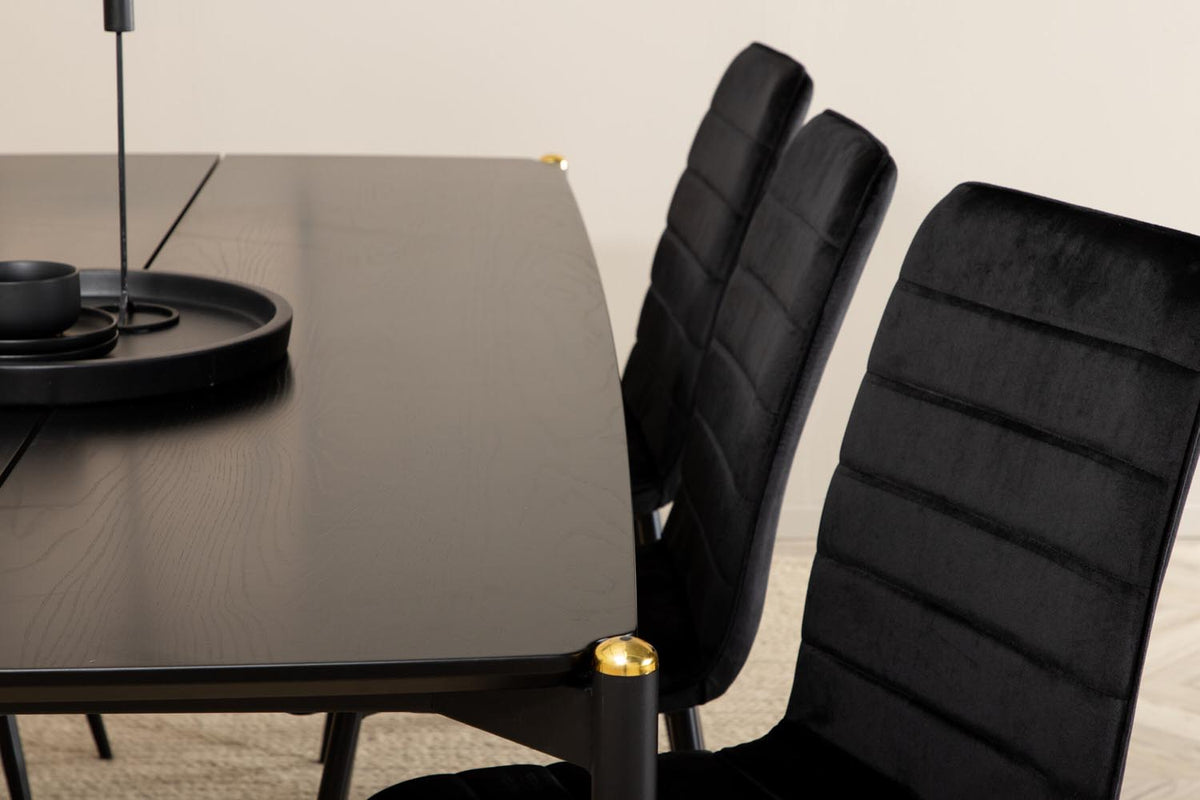 Esszimmerset Pelle mit schwarzem MDF-Tisch mit Furnier und sechs Windu Stühlen aus schwarzem Samt mit Metallgestell und Kissen.