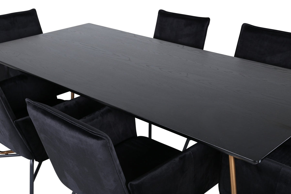 Petra Esszimmerset: Esstisch mit schwarzer MDF-Platte und Furnier in Used-Optik, sechs Stühle mit Samtbezug in Kupfer/Schwarz und Eisenbeinen.