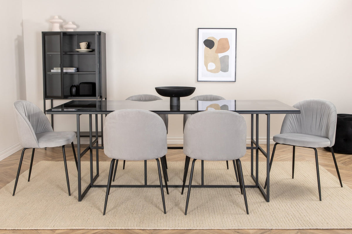 Esszimmerset von Venture Home: rechteckiger Glastisch 200x90cm mit schwarzem Stahlgestell und zwei Stühlen mit grauem Samtbezug und schwarzen Metallbeinen.